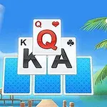 Hình ảnh nữ tiên với đôi cánh, chữ Solitaire Tri Peaks phía trước, bãi biển và cây cọ trong nền