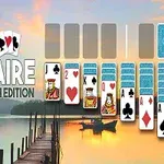 Một bàn cờ bài Solitaire được đặt trên nền cảnh hoàng hôn yên bình với hồ nước và cây cầu gỗ