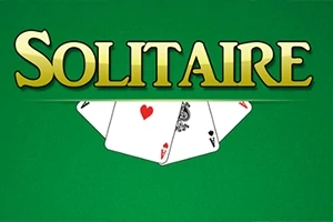 Chữ SOLITAIRE màu vàng nổi bật trên nền xanh lá cây, phía dưới là hình ảnh ba lá bài