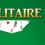 Chữ SOLITAIRE màu vàng nổi bật trên nền xanh lá cây, phía dưới là hình ảnh ba lá bài