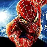 Người mặc bộ đồ đỏ xanh với họa tiết mạng nhện đang bay giữa không trung với cảnh thành phố phía sau