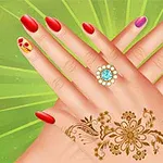 Bàn tay với móng tay được sơn màu sắc khác nhau, có hình xăm henna hoa văn và nhẫn đính đá xanh trên nền xanh lá cây