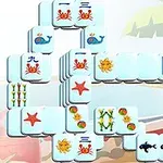 Hình ảnh các quân bài xếp chồng lên nhau với hình vẽ động vật biển như cá voi, cua, ngôi sao biển và họa tiết bông hoa