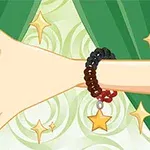 Cánh tay với vòng tay đen có charm hình ngôi sao vàng nổi bật trên nền màn xanh và họa tiết xoáy
