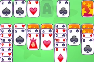 Trò chơi sắp xếp các lá bài trên nền xanh lục với các quân bài bích, rô, cơ, và nhép