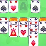 Trò chơi sắp xếp các lá bài trên nền xanh lục với các quân bài bích, rô, cơ, và nhép