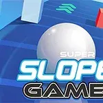 Quả bóng trắng lăn trên đường dốc xanh với các khối hình chữ nhật và văn bản “Super Slope Game” ở phía dưới