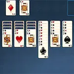 Một bàn cờ có các quân bài được sắp xếp thành các cột, với một quân bài ngửa ở trên cùng mỗi cột