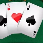 Ba lá bài Át, gồm cơ, bích và tép, trên nền bàn xanh