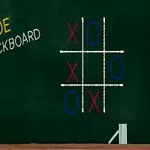 Trên bảng đen, có lưới ô vuông với các chữ X màu đỏ và O màu xanh, cùng dòng chữ Tic Tac Toe Blackboard ở bên trái