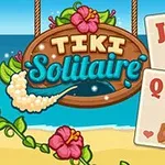 Biển xanh cùng bảng gỗ với dòng chữ, thẻ bài với hình người mặc trang phục Hawaii, và tượng tiki