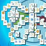Bàn cờ với các quân cờ có hoa văn và ký hiệu trên nền xanh lam