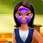 Người phụ nữ với mặt nạ tím trên mặt đứng trong lớp học với bảng đen phía sau