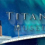 Dòng chữ Titanic Museum xuất hiện trên hình nền là một con tàu lớn và bầu trời xanh với ánh sáng phương Bắc