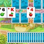 Một trò chơi bài với các lá bài hiển thị các loại trái cây như dưa hấu, cherry, và táo, đặt trên nền một khu chợ trái cây