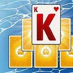 Lá bài K cơ được đặt trước năm lá bài mặt úp nền vàng trên nền nước xanh