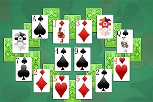 Một bố cục các lá bài được sắp xếp thành hình tròn trên nền xanh lục