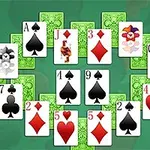 Một bố cục các lá bài được sắp xếp thành hình tròn trên nền xanh lục