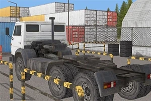 Xe tải đầu kéo màu trắng đang đỗ trong bãi chứa hàng với các container và rào chắn xung quanh