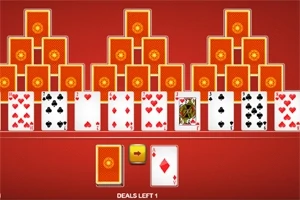 Một bàn chơi bài với các quân bài xếp thành hình kim tự tháp trên nền đỏ