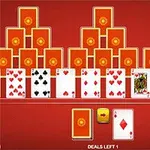 Một bàn chơi bài với các quân bài xếp thành hình kim tự tháp trên nền đỏ