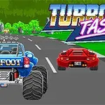 Xe tải lớn màu xanh và xe thể thao màu đỏ đang đua trên đường với logo Turbotastic ở góc trên