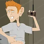 Một người đàn ông tóc đỏ cầm máy ảnh, mặc áo phông xám, biểu cảm khác thường, đứng trước gương