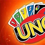 Logo với các lá bài nhiều màu sắc trên nền cam sáng