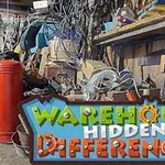 Một nhà kho lộn xộn với nhiều dây cáp và đồ vật, chứa tiêu đề Warehouse Hidden Differences ở phía trước