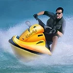 Người đàn ông đang lái mô tô nước màu vàng trên biển với nước bắn tung tóe xung quanh