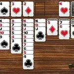 Bộ bài xếp trên mặt bàn gỗ, với một huy hiệu cảnh sát ở góc dưới bên phải