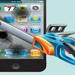 Một chiếc điện thoại đang bị cưa máy cắt qua màn hình, tạo nên các vết nứt và hư hỏng hiển thị rõ ràng