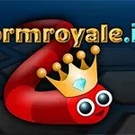 Một con sâu màu đỏ đội vương miện vàng nằm trên nền tối, với dòng chữ wormroyale