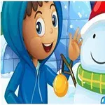 Cậu bé mỉm cười đứng cạnh người tuyết đeo khăn choàng xanh và mũ đỏ trên nền cảnh mùa đông