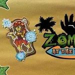 Hình ảnh có một thây ma với trang phục Hawaii đứng bên trái, và logo có chữ Zombies at the Beach cạnh hai cây cọ trên nền màu cát