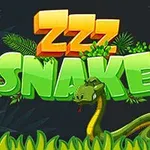 Chữ ZZZ Snake màu xanh lá và cam nổi bật trên nền rừng với một con rắn xanh lá và vàng đang trườn qua cỏ